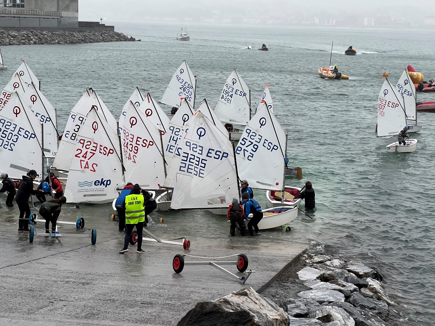 Emocionante regata de vela infantil en Hondarribi